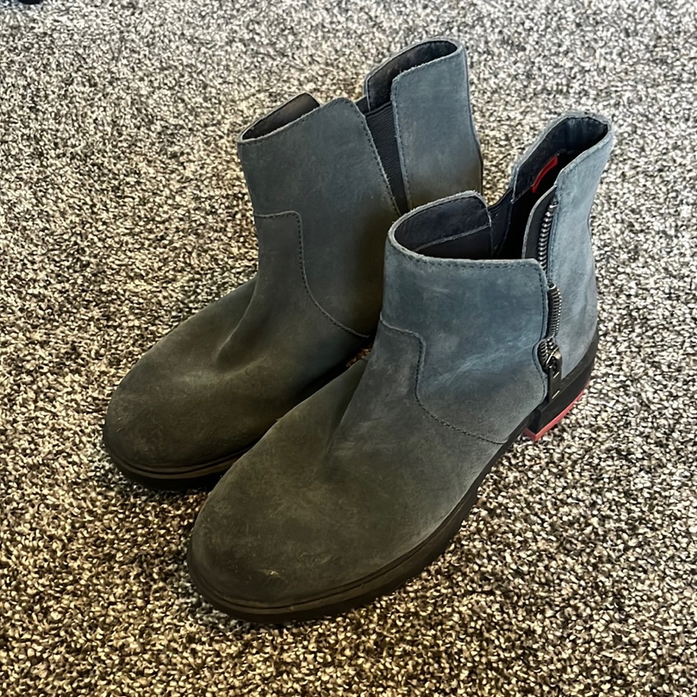 Grey sorel boots, size 6.5